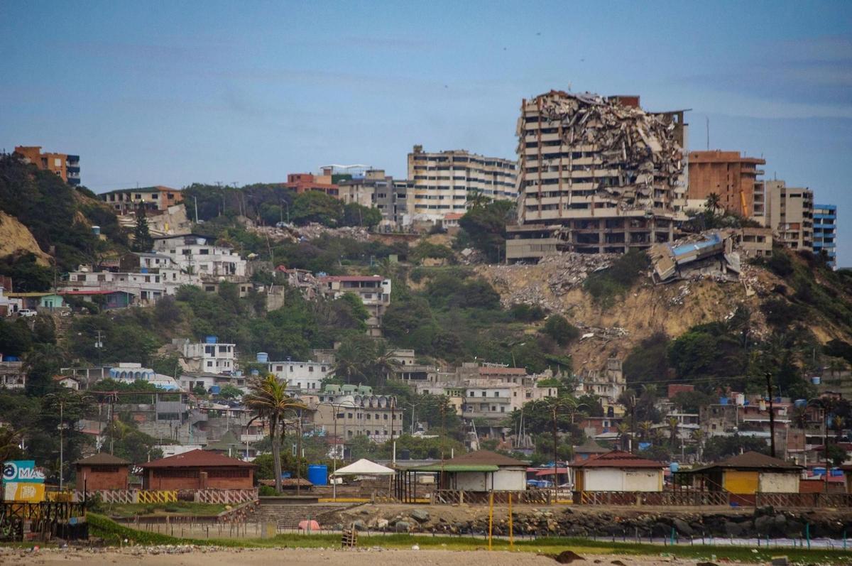 Vista de edificios derruídos por los sismos del pasado 24 de junio en Venezuela