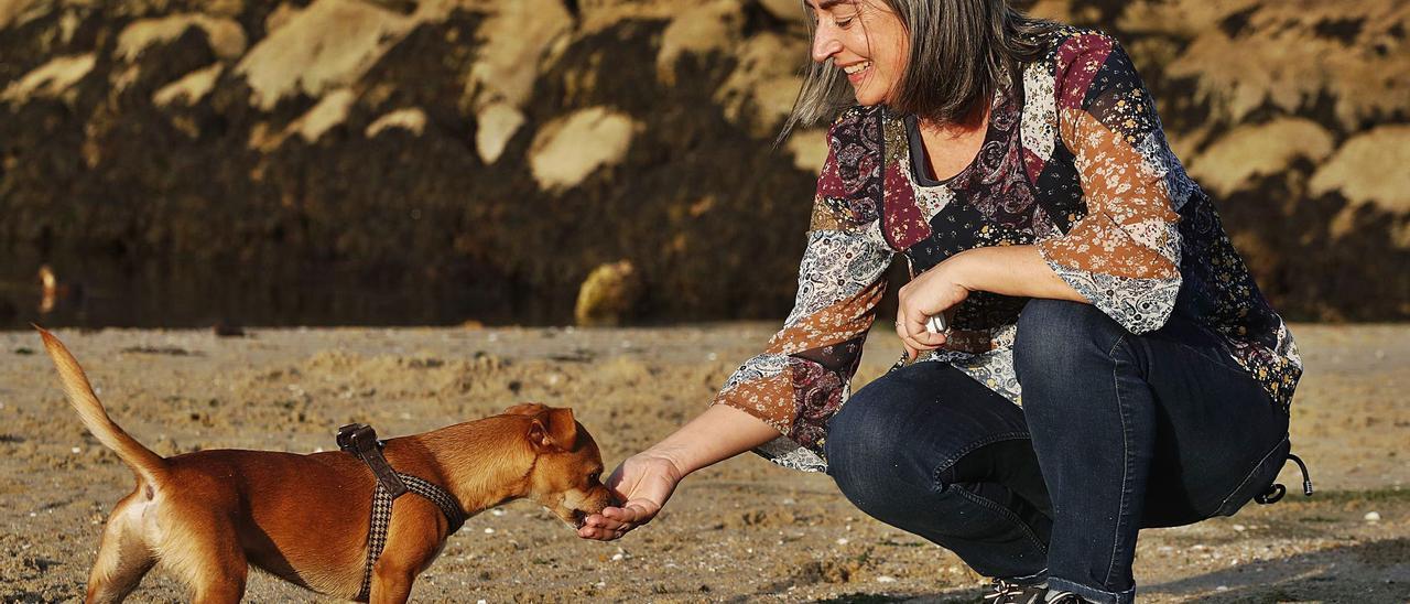 Julia García,con Darwin, en la playa de Chapela.
