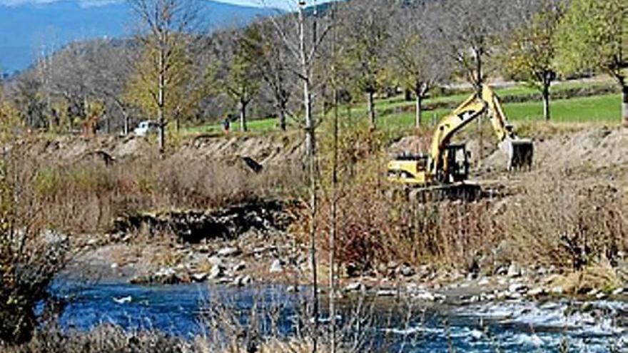 Una excavadora buida els marges del Segre per mantenir-ne el cabal