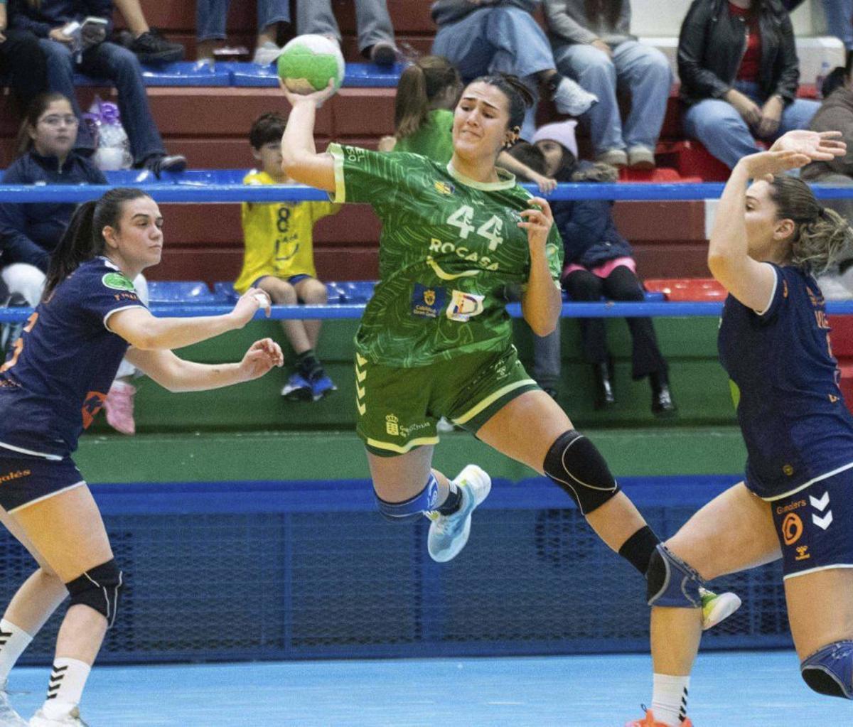 Eider Poles busca portería rodeada de jugadoras del Granollers. | BALONMANO REMUDAS