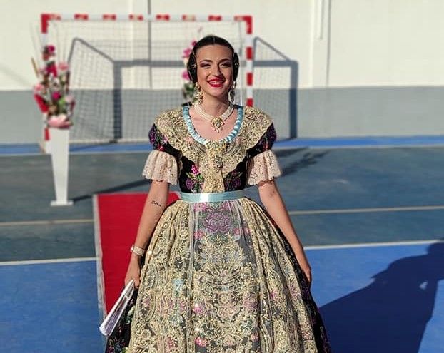 Una imposición de bandas falleras en la pista de un polideportivo