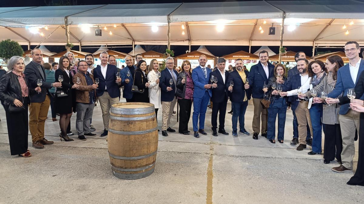 Foto de familia de la inauguración de la feria del vino de tinaja.