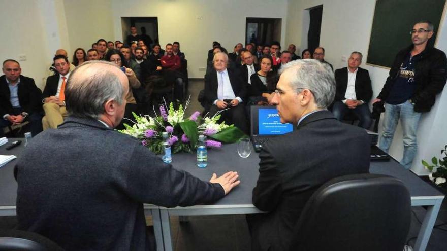 Francisco Conde, conselleiro de Industria, clausuró ayer las jornadas sobre la pequeña y mediana empresa celebradas en Vista Real. // I. A.