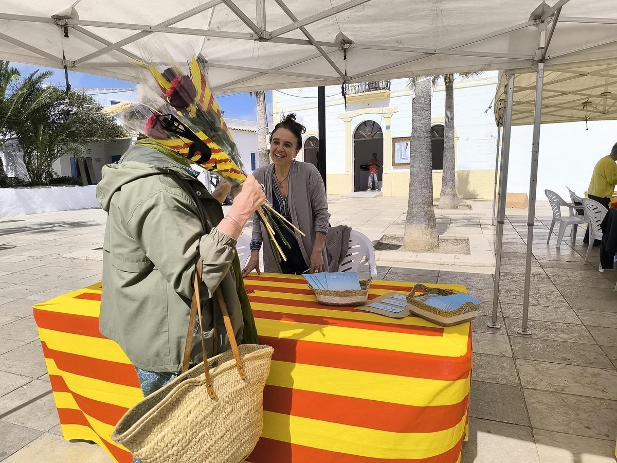 La cantautora y guitarrista Roxana Mouriño llevó su original libro-disco a la plaza de la Constitución