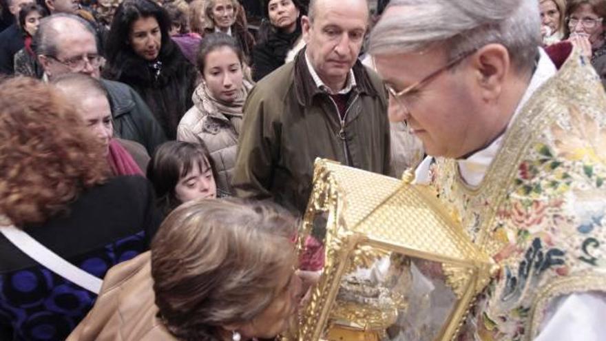 Los fieles veneran la imagen del Niño de las Lágrimas durante la eucaristía de Año Nuevo en la Catedral