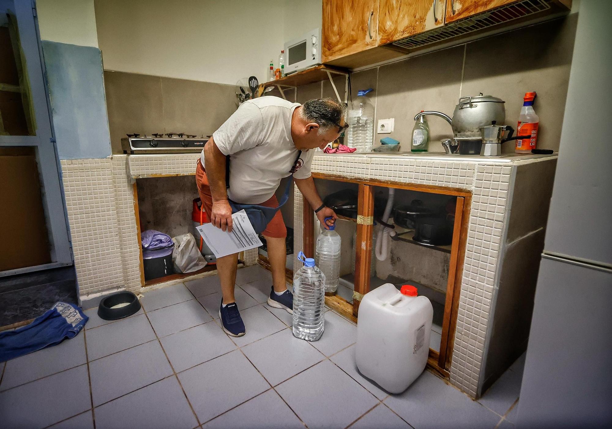 Ramón Batista, vecino de Añaza que mendiga agua