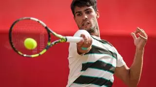 Alcaraz se exhibe ante Bautista y jugará la final en la hierba de Queen's