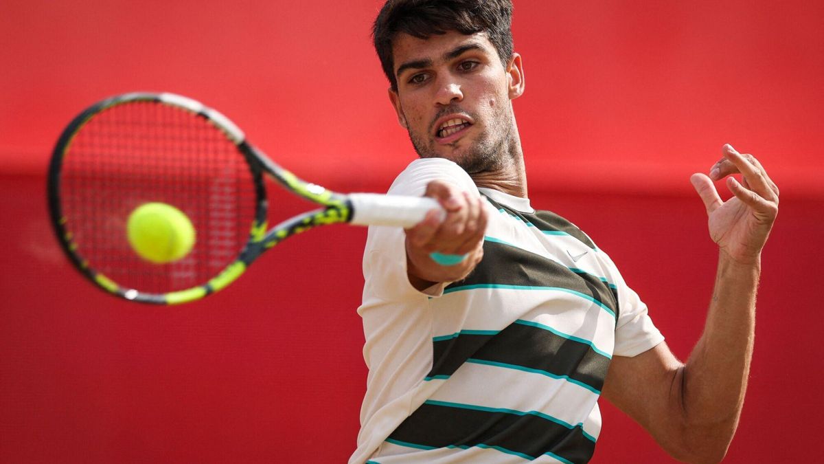 Alcaraz golpea de drive en su partido de semifinales contra Bautista de este sábado en Queen's.