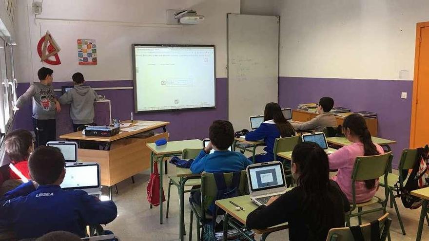 Alumnos del Vicente Risco en el aula con sus portátiles. // FdV