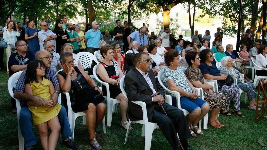 Asistentes al homenaje a los represaliados en el barrio de Olivares.