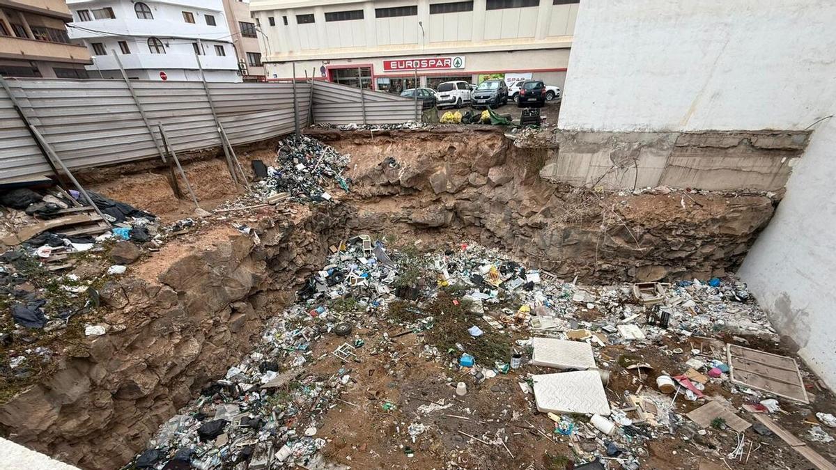 Solar lleno de basura en el barrio de La Vega, en Arrecife (Lanzarote).