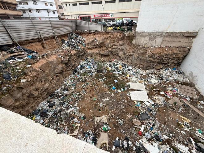 Solar lleno de basura en el barrio de La Vega, en Arrecife (Lanzarote).