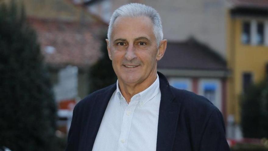 El coronel retirado Fermín Olay Fanjul, en su Noreña natal. | FERNANDO RODRÍGUEZ