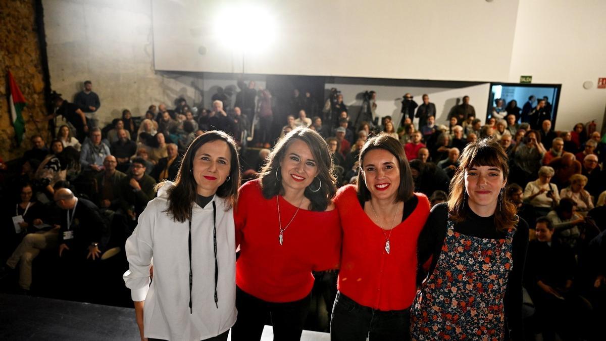 Ione Belarra, Irene de Miguel, Irene Montero y Nerea Fernández en un acto electoral de Unidas por Extremadura en el palacio de congresos de Badajoz con motivo del 21D.