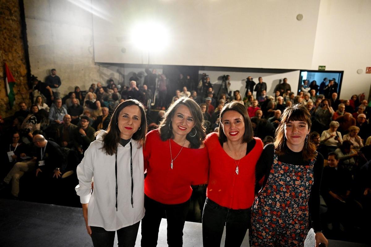 Ione Belarra, Irene de Miguel, Irene Montero y Nerea Fernández en un acto electoral de Unidas por Extremadura en el palacio de congresos de Badajoz con motivo del 21D.