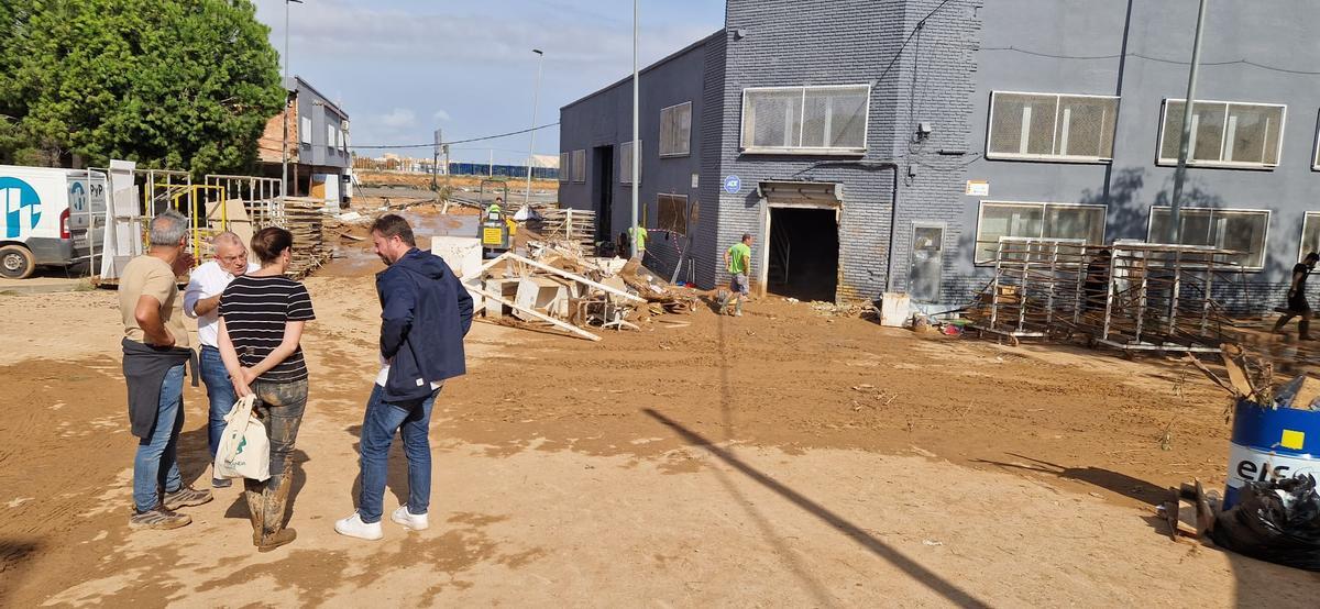 Concejales del PSPV en una visita a una zona afectada por la dana en Torrent.