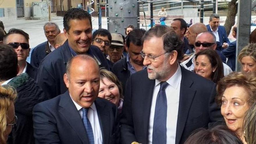 Rajoy entra en campaña y dice que el PP está donde siempre