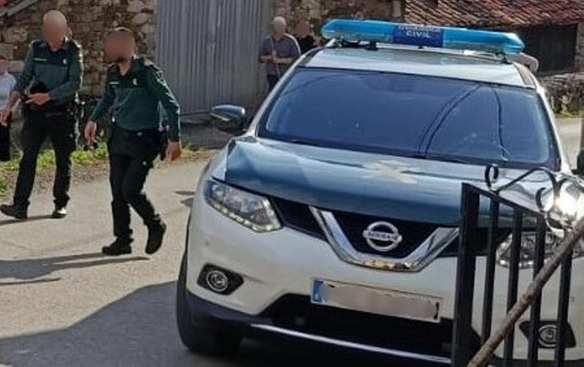 Agentes de la Guardia Civil, en pelúgano, durante la actuación.