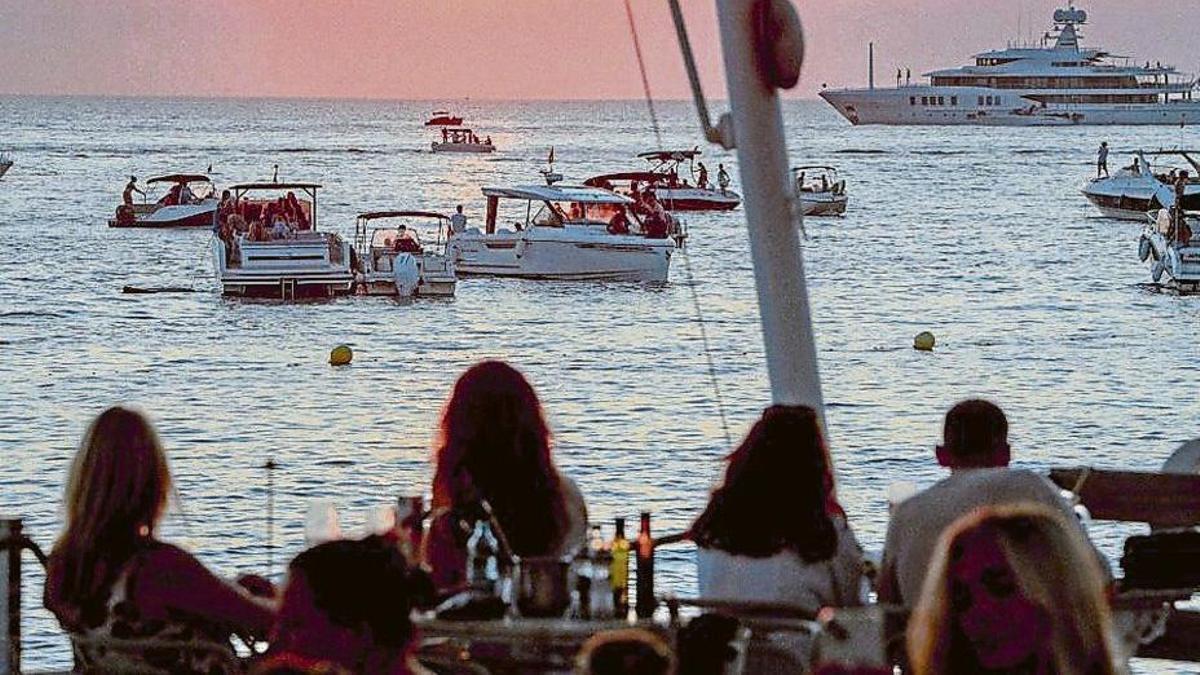 The tables at Space, Eat & Dance are in the front row of the sunset in Ses Variades. | PHOTOS: SPACE