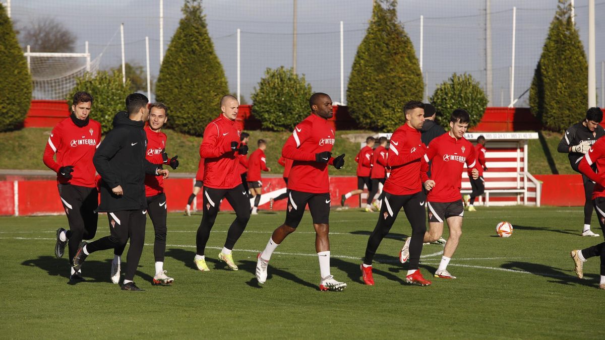 Kravets, en el centro, durante el entrenamiento de esta mañana en Mareo.