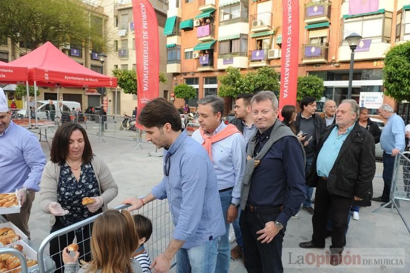 Reparto de monas en la Plaza de San Agustín de Murcia