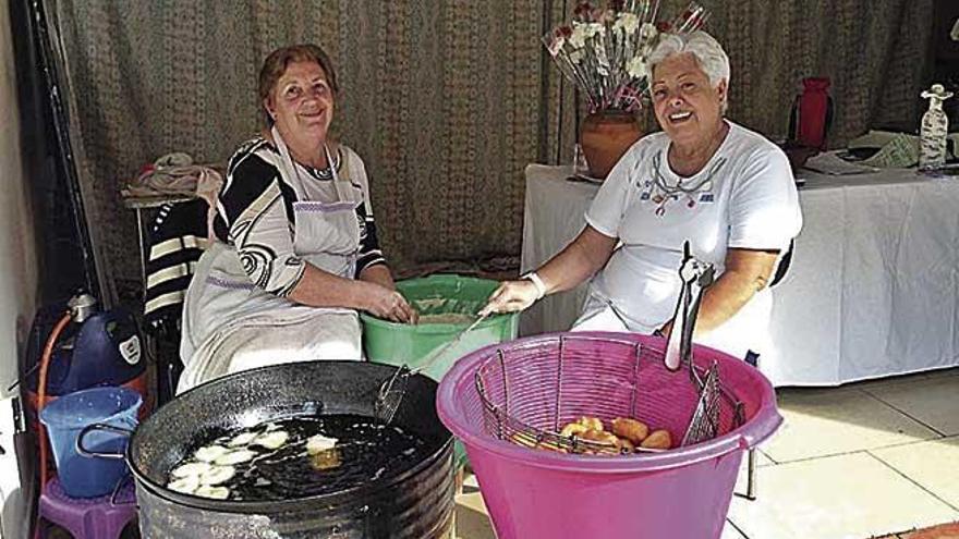 Catalina Gomila y Capilla GuzmÃ¡n, ayer en su puesto de buÃ±uelos.