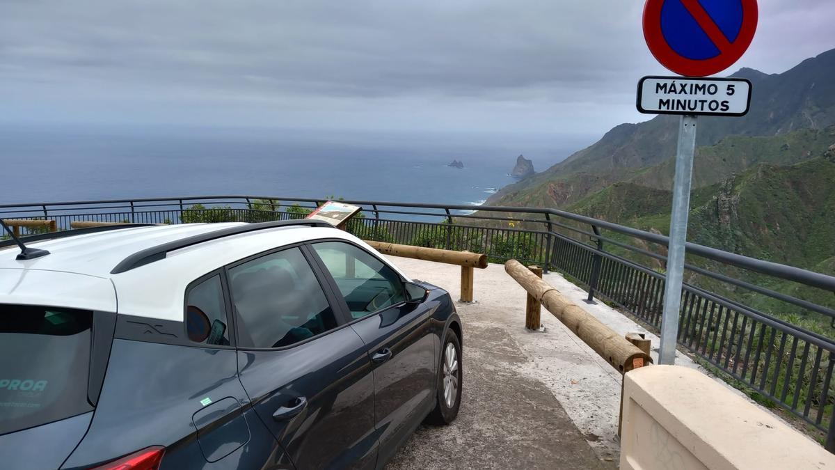 Un vehículo impide el acceso al 'pasillo' habilitado en el mirador de Amogoje, en Taganana.