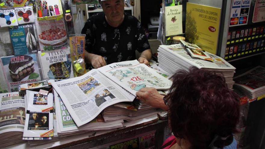 Un lector compra su ejemplar en un quiosco.