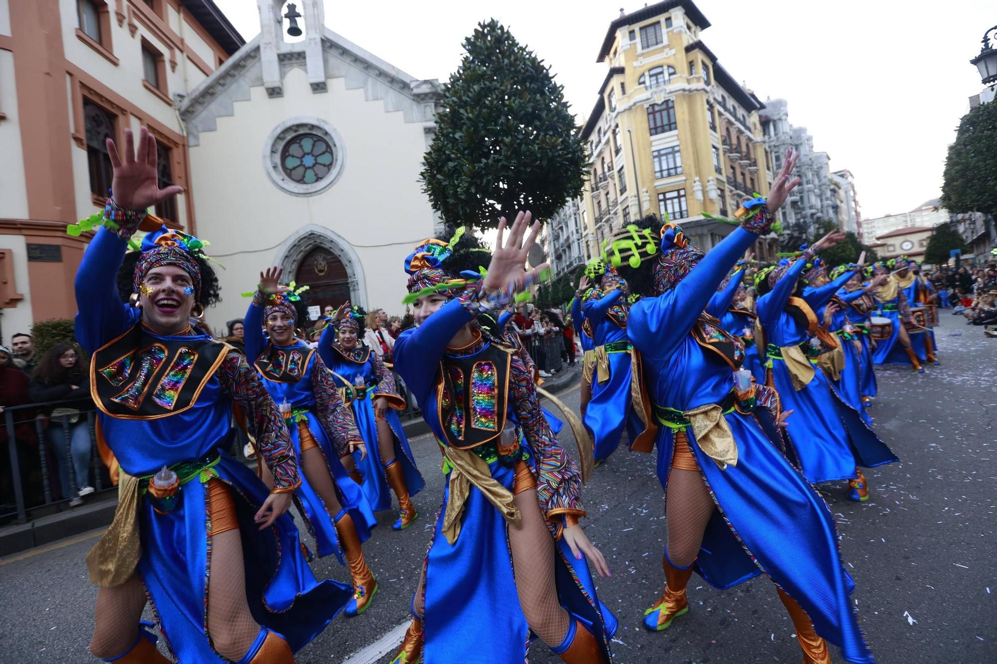 EN IMÁGENES: El Carnaval llena de color y alegría las calles de Oviedo