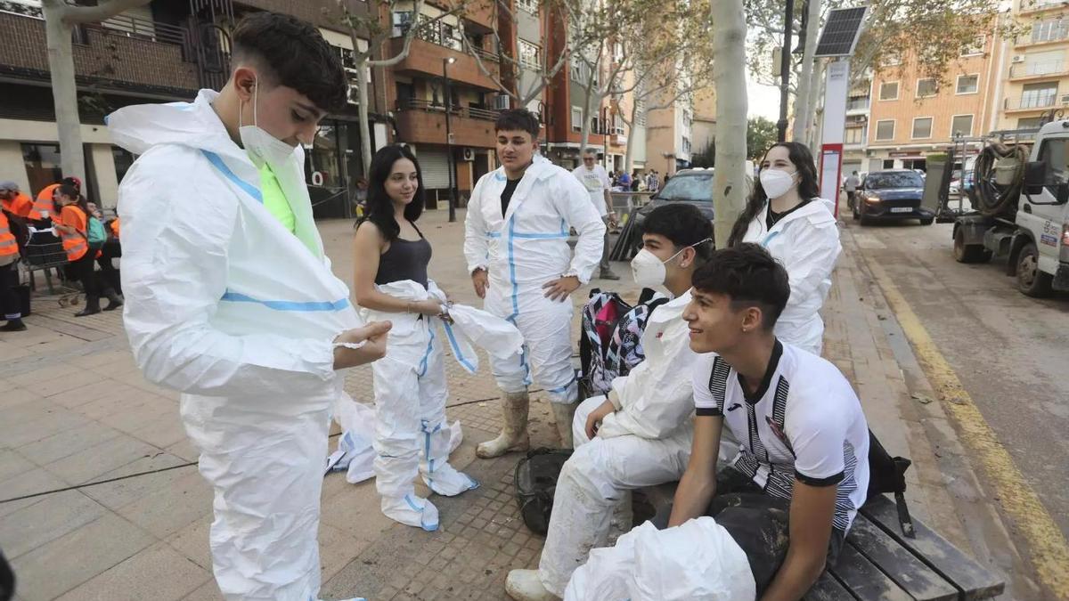 Voluntarios se toman un descanso en Aldaia.