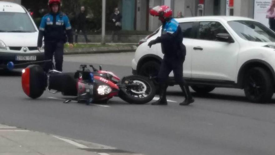 Un choque entre un coche y una moto de la Policía Local causa retenciones