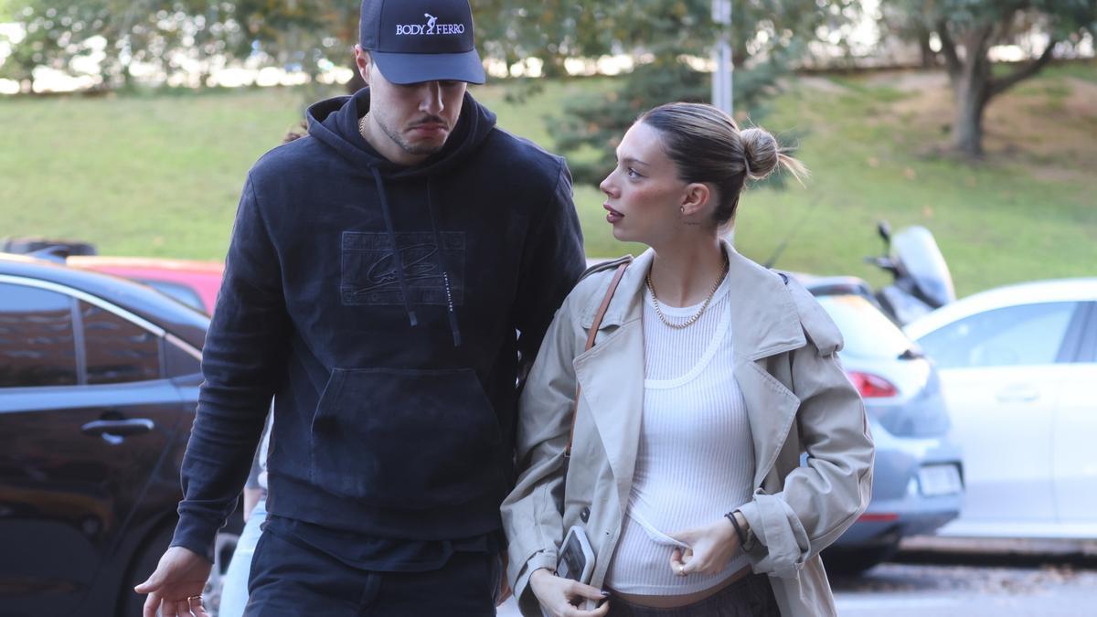 Alejandra Rubio y Carlo Costanzia paseando por Madrid