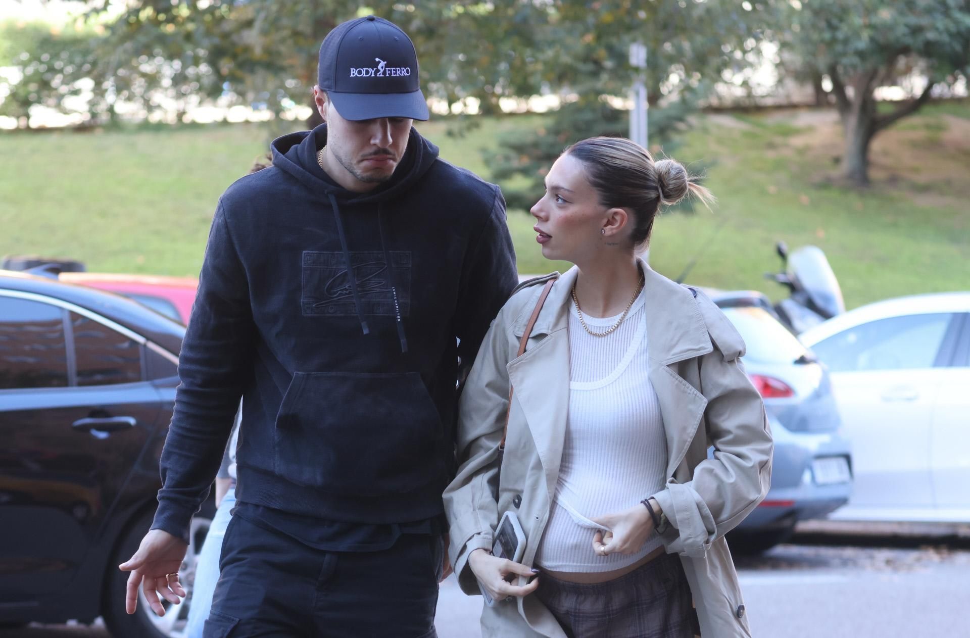 Alejandra Rubio y Carlo Costanzia paseando por Madrid