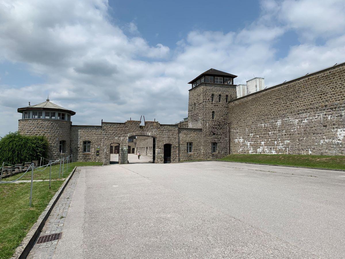 Puerta de acceso al campo de Mauthausen, en Austria.