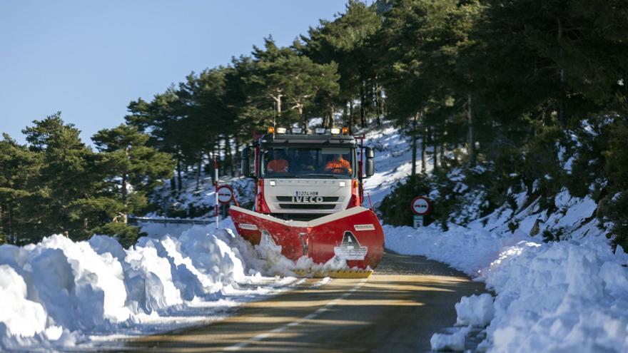 La nieve y el hielo mantienen cerradas aún al tráfico varias carreteras en Castilla y León