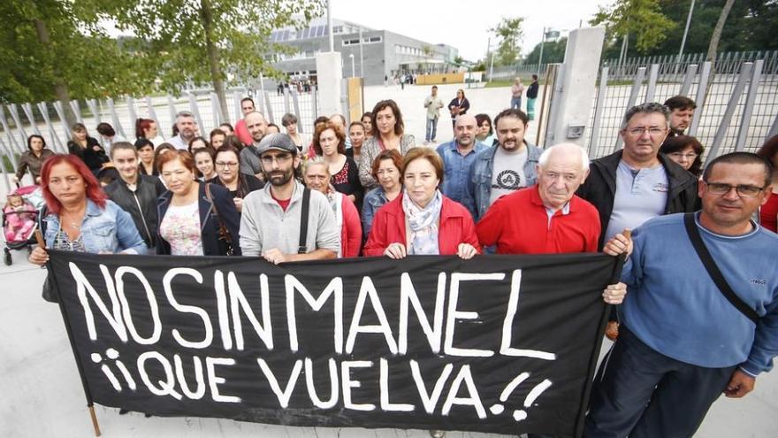 Padres durante la concentración de esta mañana. 13fotos