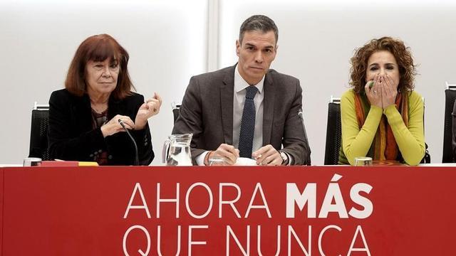 Pedro Sánchez, aquest dilluns en la Comissió Executiva del PSOE celebrada a Ferraz al costat de Cristina Narbona i María Jesús Montero.