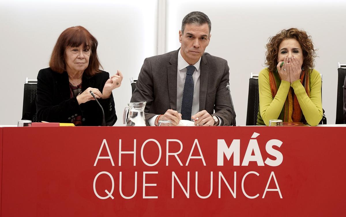Pedro Sánchez, este lunes en la Comisión Ejecutiva del PSOE celebrada en Ferraz junto a Cristina Narbona y María Jesús Montero.
