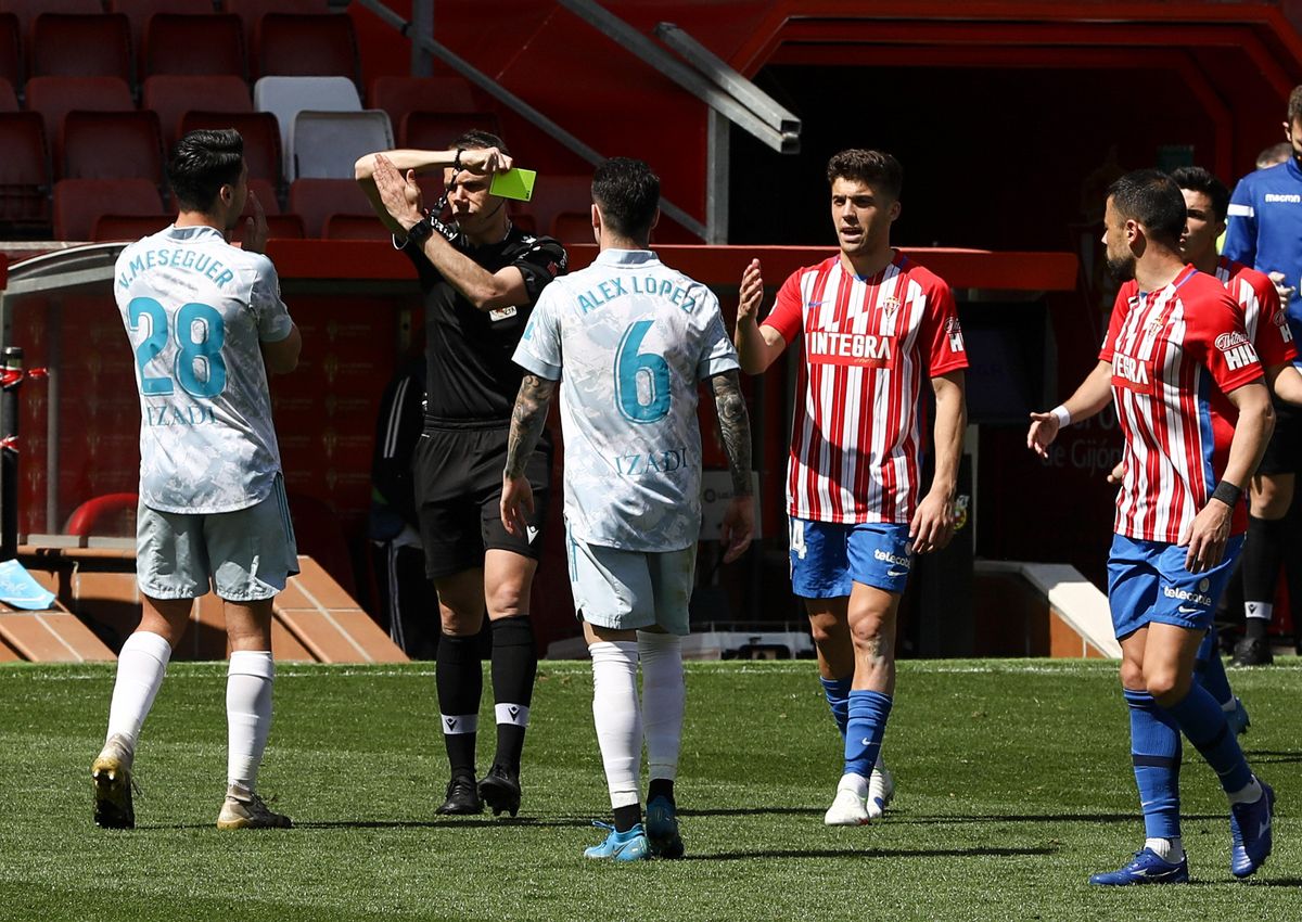 El árbitro amonesta a Meseguer en la acción del penalti.