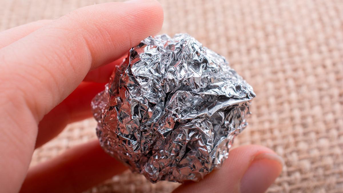 Meter bolas de papel aluminio en el congelador: el secreto simple pero  efectivo que cada vez hace más gente