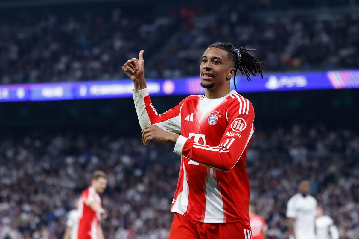 Michael Olise levanta el pulgar durante el partido frente al Real Madrid.