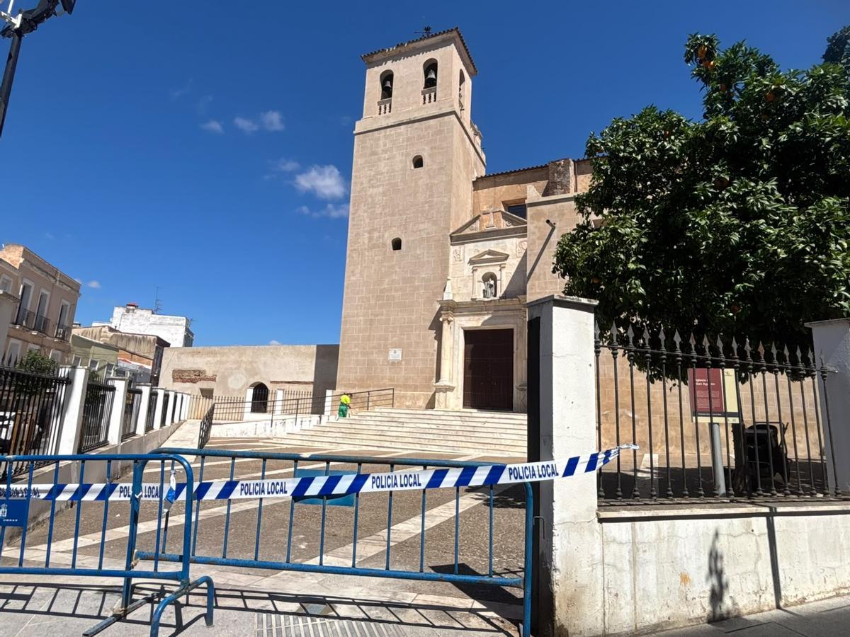 Una operaria de limpieza trabaja en el interior del atrio de San Agustín de Badajoz tras retirarse sus puertas.