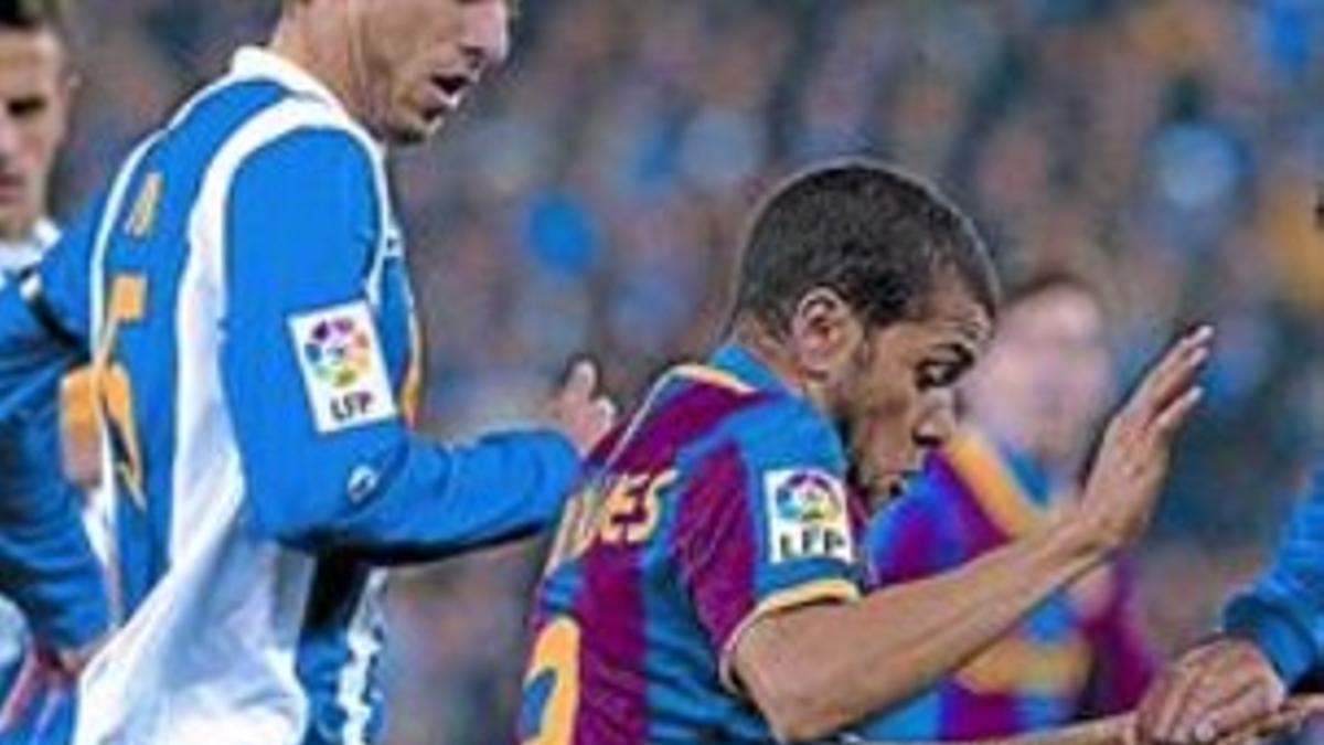 Todoterreno 8 Alves, durante el partido de Cornellà-El Prat.