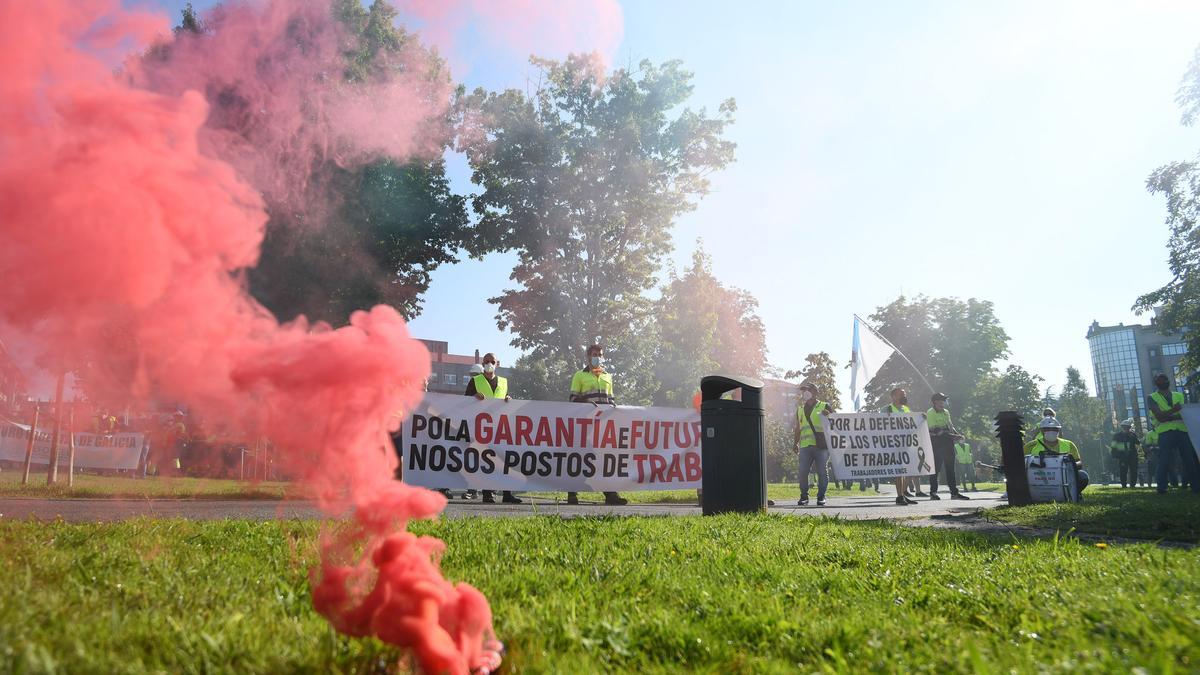 Trabajadores de Ence y auxiliares cortan el tráfico en los accesos a Pontevedra