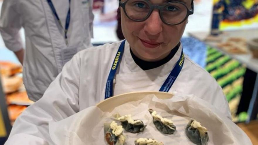 Un ravioli de calamar en su tinta, candidata coruñesa a la mejor tapa gallega del año