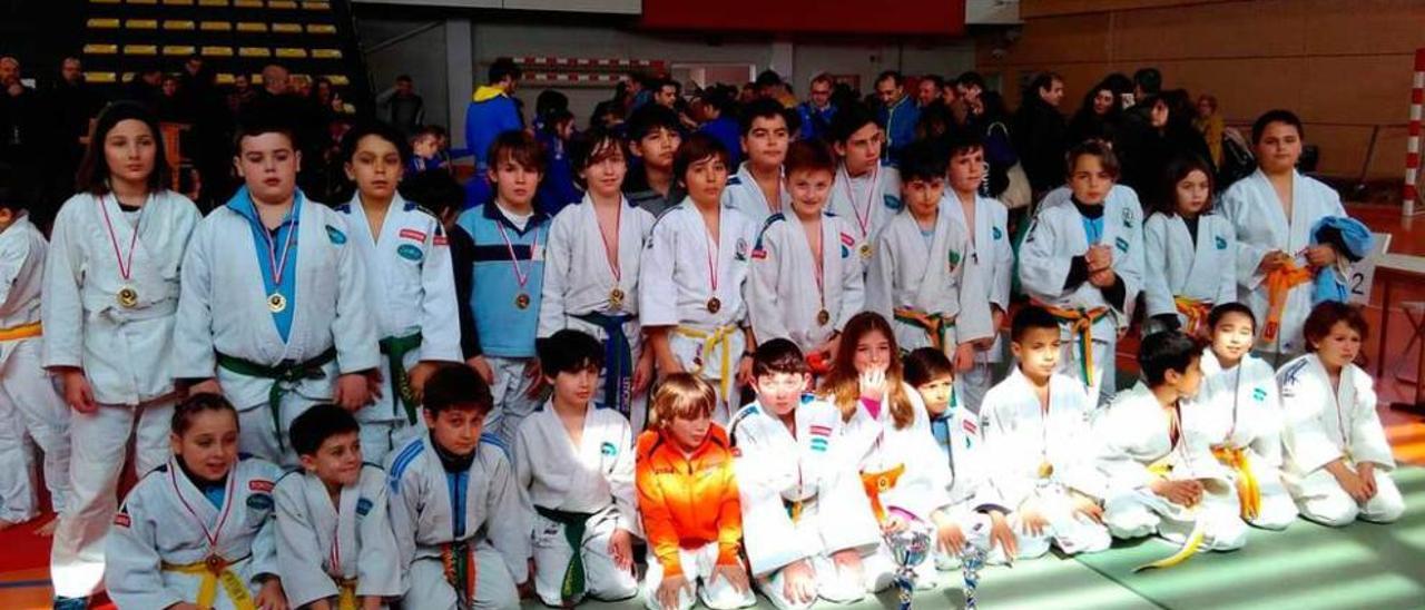 Los integrantes del Judo Sanfer que participaron en el trofeo cántabro.