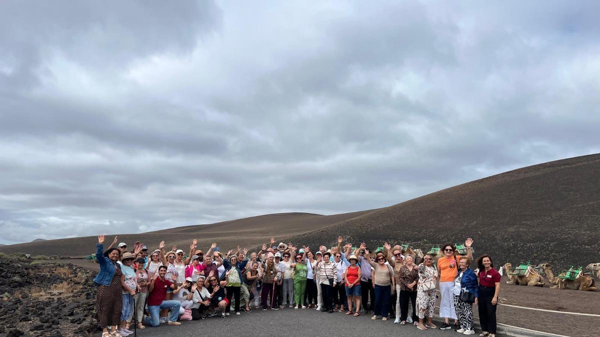 Participantes del municipio de Yaiza en la primera ruta interpretada por el Parque Nacional de Timanfaya.
