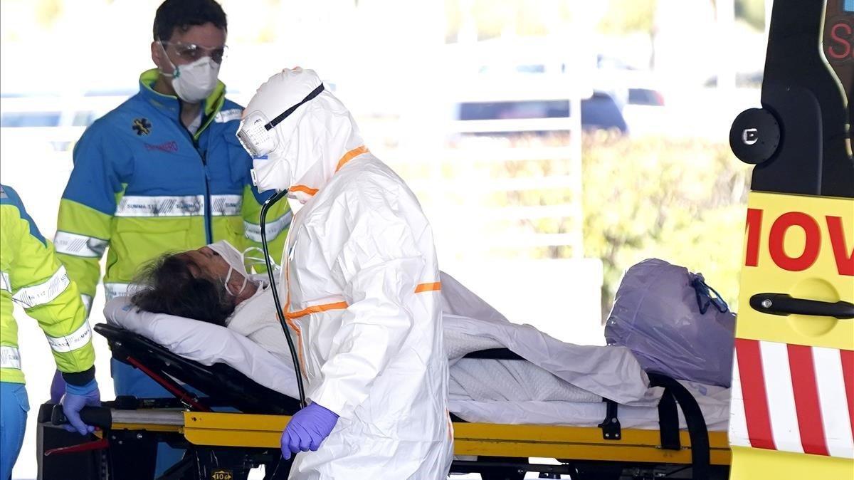 zentauroepp53013096 madrid  03 04 2020 sociedad  coronavirus    hospital puerta 200403112859