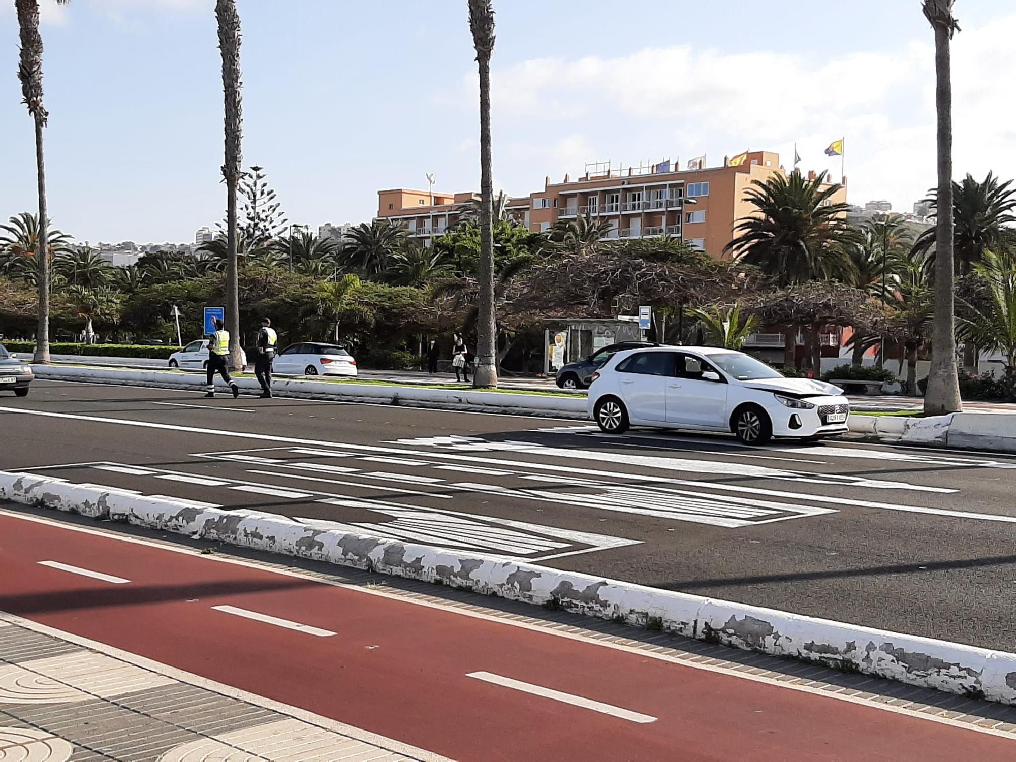 Un coche pierde una rueda al circular por la Avenida Marítima