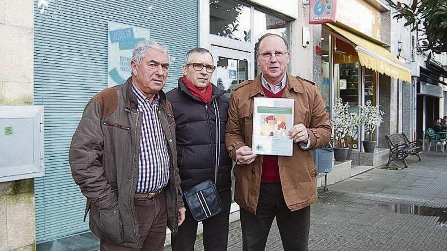 Los dirigentes de los colectivos de Chapela, ante la antigua sucursal.